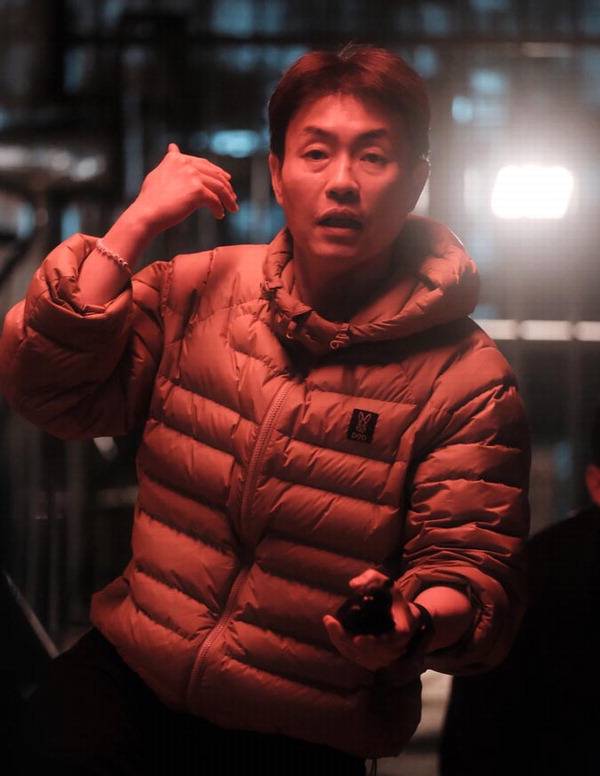 영화 ‘휴민트’를 연출한 류승완 감독이 현장에서 지휘를 하고 있다. 류승완 감독은 영화 ‘베를린’을 준비할 때 취재한 자료에서 ‘휴민트’가 비롯됐다고 소개했다.  NEW 제공