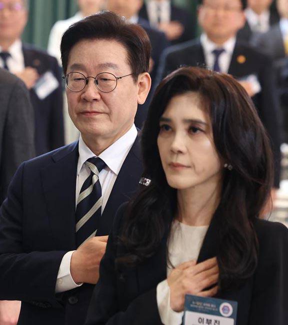 이재명 대통령과 ‘한국 방문의 해 위원장’ 이부진 호텔신라 대표가 25일 청와대에서 열린 국가관광전략회의에서 국기에 경례하고 있다. 연합뉴스