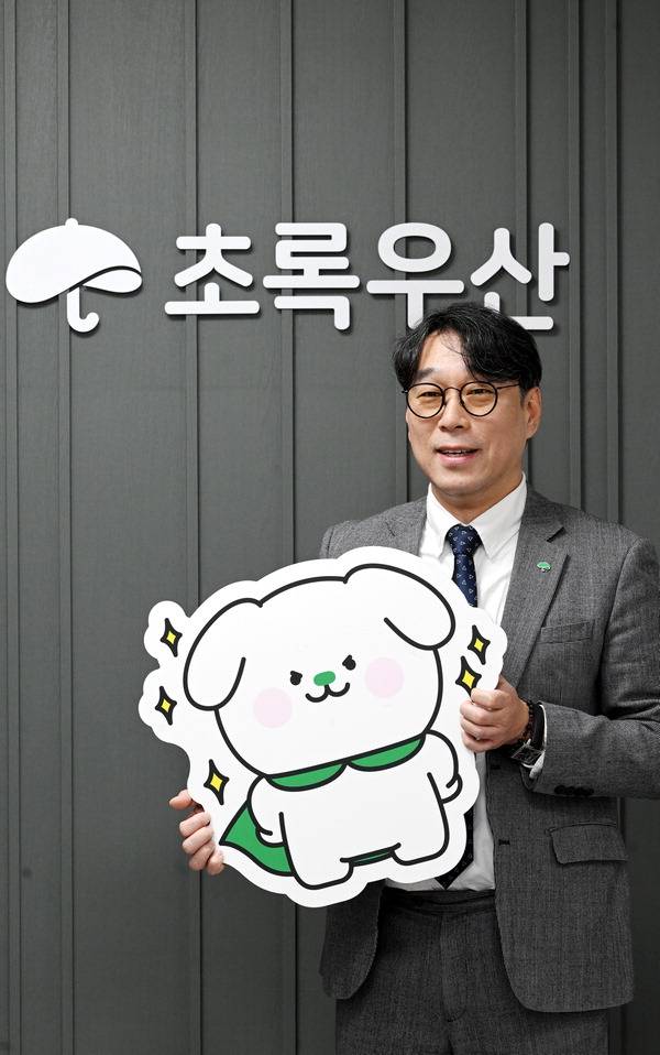 조유진 본부장이 25일 초록우산 부산지역사무실에서 앞으로 활동 계획 등을 설명하고 있다.  김성효 선임기자 kimsh@kookje.co.kr