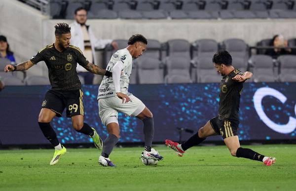 25일(한국시간) 미국 LA에서 열린 북중미카리브축구연맹 챔피언스컵에서 LAFC와 레알 에스파냐가 경기하는 모습. AFP 연합뉴스