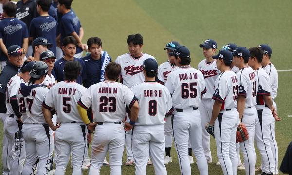 한국 야구 대표팀이 지난 24일 일본 오키나와현에 있는 가데나 구장에서 KIA 타이거즈와 연습 경기를 마친 뒤 코치진의 지시를 듣고 있다. 연합뉴스