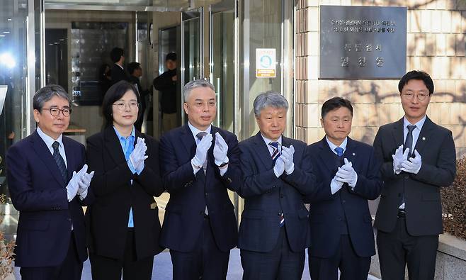 Members of a second comprehensive special counsel team, led by special prosecutor Kwon Chang-young, third from left, clap during a plaque unveiling ceremony at its office in Gwacheon, Gyeonggi, on Feb. 25. [YONHAP]
