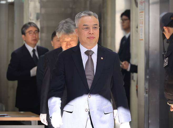 Special prosecutor Kwon Chang-young is seen during a plaque unveiling ceremony at the second comprehensive special counsel's office in Gwacheon, Gyeonggi, on Feb. 25. [YONHAP]