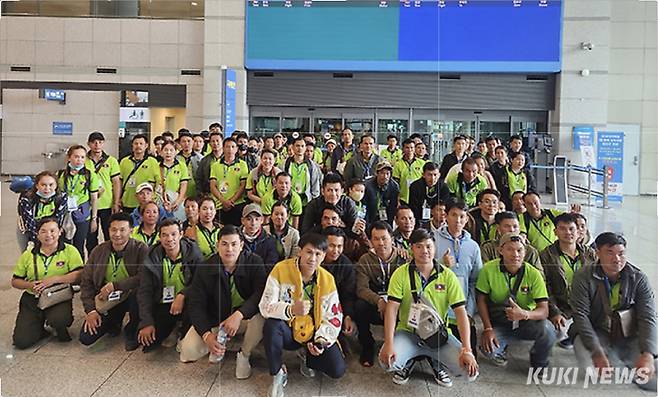 횡성군이 올해 외국인 계절근로자 유치 인원을 역대 최대 규모인 1799명으로 확정하고 본격적인 운영에 나선다. 2025년 외국인 계절근로자 입국 모습. 횡성군 제공