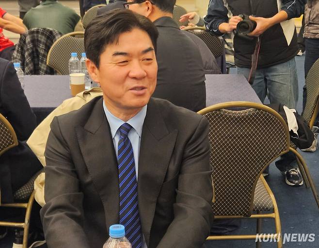 윤정환 인천 유나이티드 감독이 25일 서울 서대문구 스위스그랜드 호텔 컨벤션센터에서 열린 ‘하나은행 K리그 2026’ 개막 미디어 인터뷰에 참석하고 있다. 송한석 기자