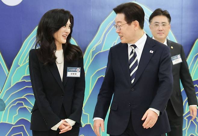 이재명 대통령과 이부진 한국방문의해위원장이 25일 청와대에서 열린 '확대 국가관광전략회의'에서 대화하고 있다. 청와대통신사진기자단