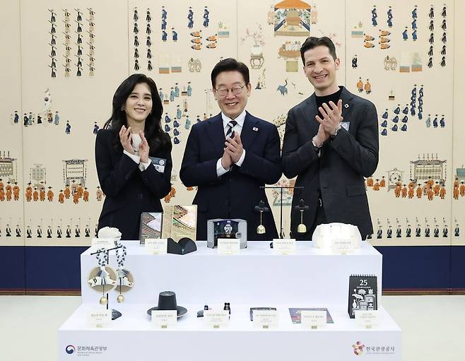 이재명 대통령이 25일 청와대에서 열린 '확대 국가관광전략회의'에서 이부진 한국방문의해위원장, 알베르토 몬디 주한이탈리아상공회의소 부회장과 대한민국 관광공모전 기념품 부문 수상작 앞에서 기념촬영을 하고 있다. 청와대통신사진기자단