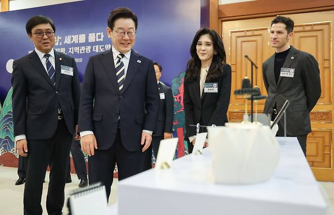 이재명 대통령이 25일 청와대에서 열린 '확대 국가관광전략회의'에서 최휘영 문화체육관광부 장관, 이부진 한국방문의해위원장, 알베르토 몬디 주한이탈리아상공회의소 부회장과 대한민국 관광공모전 기념품 부문 수상작 전시를 관람하고 있다. 청와대통신사진기자단