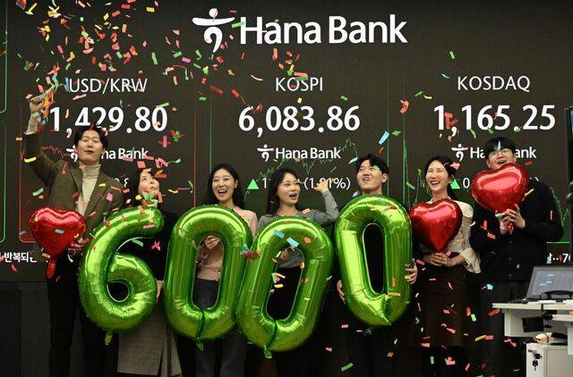 코스피가 25일 6083.86으로 종가 기준 6000을 돌파했다. 사상 처음 6000선에 도달한 이날 서울 중구 하나은행 본점 딜링룸에서 직원들이 축하 세리머니를 하고 있다. 삼성전자(20만3500원·종가 기준)와 SK하이닉스(101만8000원) 상승에 힘입어 코스피지수는 지난달 27일 종가 기준 5000을 돌파했고, 29일 만에 6000을 넘어섰다. 권현구 기자