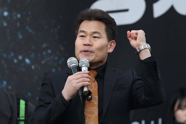 한국사 강사 출신 보수 유튜버 전한길 씨가 19일 서초구 서울중앙지방법원 앞에서 열린 윤석열 전 대통령 지지자 집회에 참석해 발언하고 있다. 연합뉴스