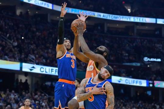 뉴욕 닉스와의 경기 중 슛하는 제임스 하든(가운데). 사진[AP=연합뉴스]