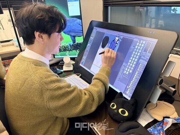 ▲지난 9일 서울 마포구에 위치한 김동훈 만화가의 작업실에서. 김동훈 작가가 새 연재를 할 작품 준비에 한창이다. 사진=정민경 기자.