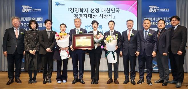 한국경영학회 동계학술대회_개막식 및 경영자대상 시상식 . 왼쪽부터 최정일 한국경영학회 신임회장, 하현옥 삼양라운드스퀘어 상무, 최의리 삼양식품 상무, 최자은 삼양식품 상무, 양희동 한국경영학회 회장, 김정수 삼양식품 부회장, 전병우 삼양식품 전무, 위정환 매일경제 대표, 정연승 한국경영학회 어워드선정위원장, 김기홍 삼양식품 전무, 장석훈 삼양라운드스퀘어 대표이사. [한주형 기자]