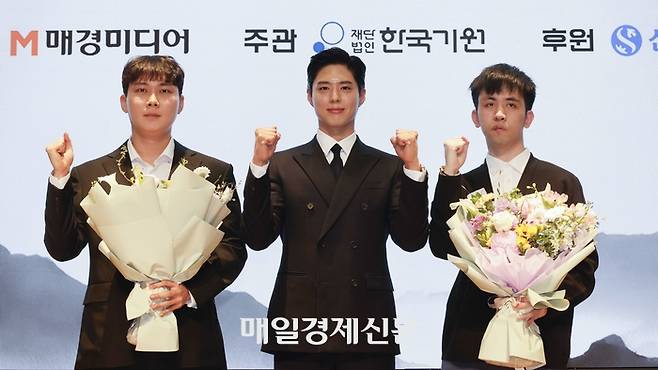 25일 서울 신한은행 본사에서 신한은행 세계 기선전 결승 대국이 열린 가운데 열리고 있다. 박정환, 왕싱하오가 배우 박보검과 기념촬영을 하고 있다. 2026.2.25 [김호영기자]