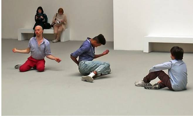 2013년 베니스비엔날레 황금사자상을 수상한 티노 세갈의 작품 '무제'. 훈련된 퍼포머 3명이 전시장 바닥에 앉아 서로의 동작에 반응하며 춤을 추고 소리를 내고 있다. 미술의 영역을 소리와 춤으로 확장했다는 평가를 받았다.  베니스비엔날레