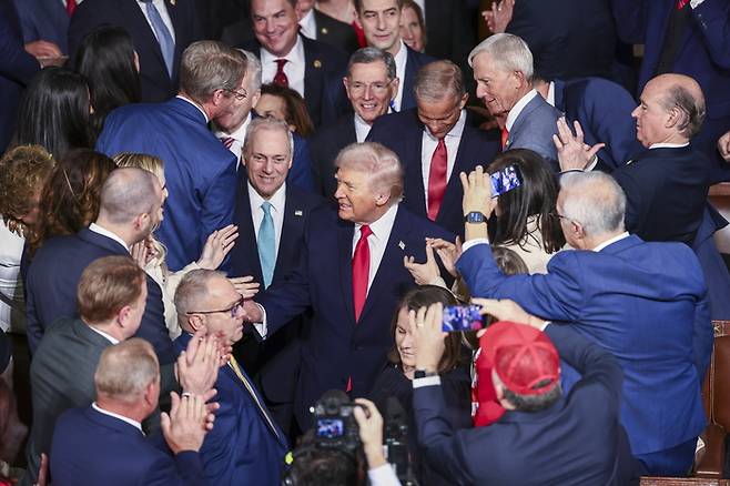 도널드 트럼프 미국 대통령(가운데)이 2026년 2월 24일 미국 워싱턴 D.C. 연방의회 의사당 하원 본회의장에서 열린 상·하원 합동회의에서 국정연설(State of the Union)을 하기 위해 입장하고 있다. [사진=EPA 연합뉴스]