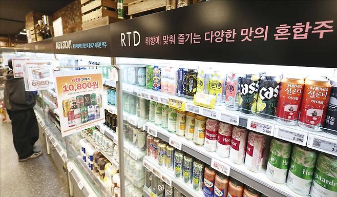 롯데칠성음료의 지난해 4분기 주류 사업 중 매출에서 유일하게 성장한 품목은 캔 하이볼 등 RTD(즉석음용) 제품이다. 사진은 서울시내 한 대형마트에 진열된 하이볼 상품들. (연합뉴스)
