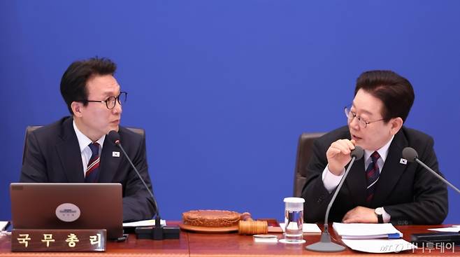 [서울=뉴시스] 최동준 기자 = 이재명 대통령이 24일 청와대에서 열린 국무회의에서 발언하고 있다. 왼쪽은 김민석 국무총리. 2026.02.24. photocdj@newsis.com /사진=