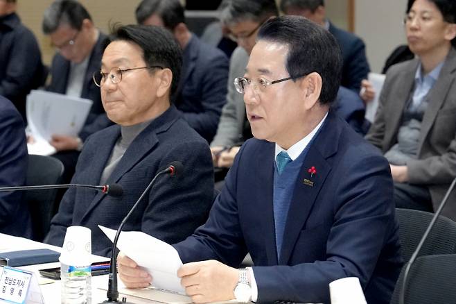 (무안=뉴스1) 전원 기자 = 김영록 전라남도지사가 8일 목포대학교 남악캠퍼스에서 열린 ‘전남광주특별법안 논의 제5차간담회’에서 지역 국회의원들과 특별법 진행상황 점검 및 정부 입장에 대한 대책을 논의하고 있다. (전남도 제공. 재판매 및 DB금지) 2026.2.8/뉴스1 Copyright ? 뉴스1. All rights reserved. 무단 전재 및 재배포, AI학습 이용 금지. /사진=(무안=뉴스1) 전원 기자