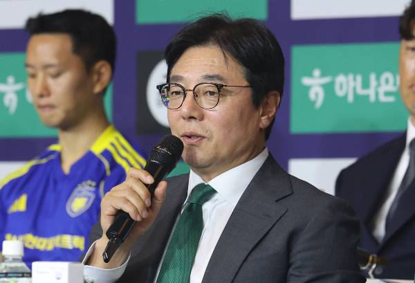 황선홍 대전 하나시티즌 감독이 2026시즌 K리그1 우승에 대한 자신감을 드러냈다. 사진은 황선홍 대전 하나시티즌 감독이 25일 오전 서울 서대문구 스위스그랜드호텔에서 열린 하나은행 K리그1 2026 개막 미디어데이에서 시즌 각오를 밝히는 모습. /사진=뉴스1