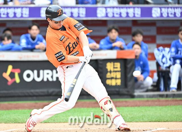 18일 오후 대전광역시 중구 대전 한화생명볼파크에서 진행된 '2025 프로야구 KBO리그 포스트시즌' 플레이오프(PO) 1차전 한화이글스와 삼성라이온즈의 경기. 한화 노시환이 1회말 2사 1루서 안타를 치고 있다./마이데일리