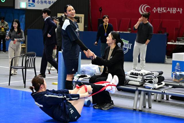 ▲ 도로공사 타나차와도 인사를 나누는 표승주. [사진 = 한국배구연맹(KOVO)]