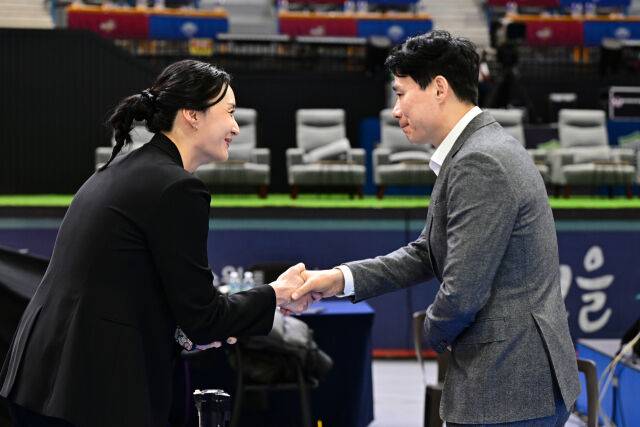 ▲ 원정에 이어 홈팀 현대건설 강성형 감독이 인터뷰를 마치고 표승주와 인사를 나누고 있다. [사진 = 한국배구연맹(KOVO)]