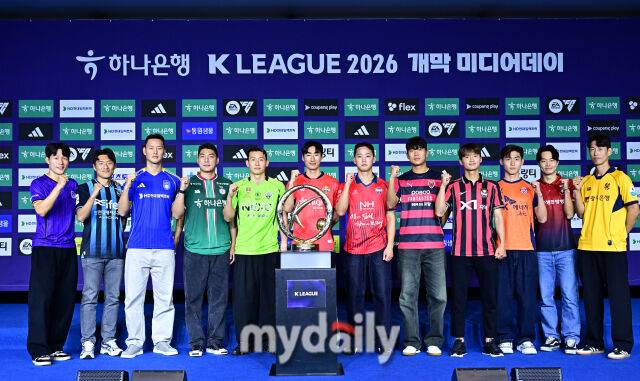 25일 서울 서대문구 스위스 그랜드 호텔에서 하나은행 2026 K리그 개막 미디어데이가 열렸다. 포즈를 취하는 각 팀 대표 선수들.개막 미디어 데이에는 강원 FC (정경호 감독 / 서민우), 김천 상무 (주승진 감독 / 이정택), 전북 현대 모터스 (정정용 감독 / 김태환), 대전 하나 시티즌 (황선홍 감독 / 주민규), 포항 스틸러스(박태하 감독 / 전민광), FC 서울 (김기동 감독 / 김진수), 인천 유나이티드 (윤정환 감독 / 이명주). 울산 HD FC (김현석 감독 / 정승현), 광주 FC (이정규 감독/ 안영규), 안양 FC (유병훈 감독 / 이창용), 제주 SK FC (세르지우 코스타 감독 / 김륜성), 부천 FC (이영민 감독 / 한지호)가 참석해 새 시즌 각오를 밝혔다./한혁승 기자