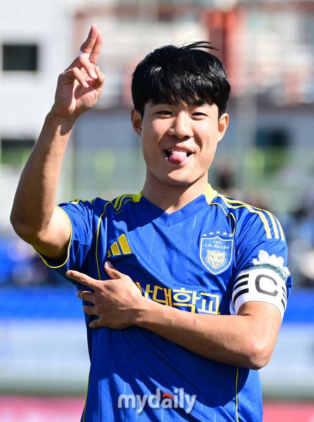 2026년 2월 25일 경상남도 통영공설운동장에서 '약속의 땅 통영, 제62회 춘계대학축구연맹전' 통영기 결승, 울산대학교와 전주대학교의 경기가 열렸다.울산대 김광원이 골을 넣고 기뻐하고 있다./통영공설운동장=유진형 기자