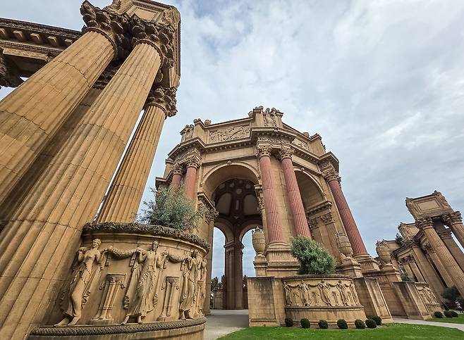 24일(현지시간) 언팩 준비로 한창인 미국 샌프란시스코 ‘팰리스 오브 파인 아트’ 전경. [삼성전자 제공]