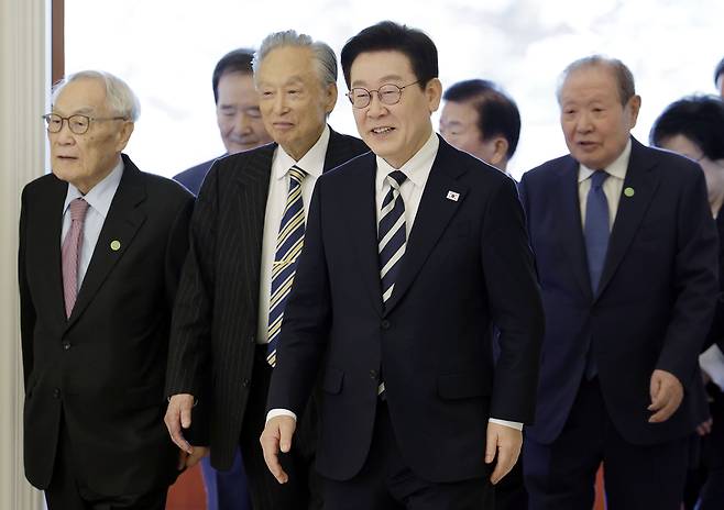 이재명 대통령이 25일 청와대에서 열린 더불어민주당 상임고문단 오찬 간담회에 참석자들과 입장하고 있다. [연합]