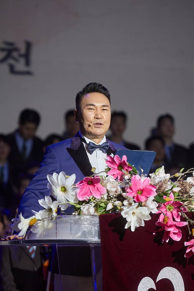 3.1절 107주년 기념 HSS 나라사랑 콘서트 ‘꺼지지 않는 불꽃, 유관순의 기도가 107년의 역사를 비추다’가 숭실대학교 한경직기념관에서 성황리에 개최됐다. 서대천 목사가 개회사를 하고 있다. [사진=홀리씨즈교회 HSS]