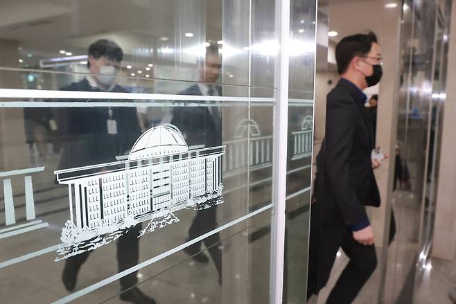 ‘테러’로 지정된 2024년 이재명 대통령 피습 사건을 수사하는 국가수사본부 가덕도 테러사건 수사TF가 국회 정보위원회 등에 대해 압수수색에 나선 12일 수사팀 관계자들이 국회 본청을 떠나고 있다. <연합뉴스>