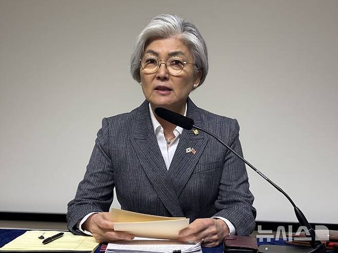 [워싱턴=뉴시스]이윤희 특파원 = 강경화 주미대사가 24일(현지 시간) 미국 워싱턴DC에서 특파원단 간담회를 열고 발언하고 있다. 2026.02.25.