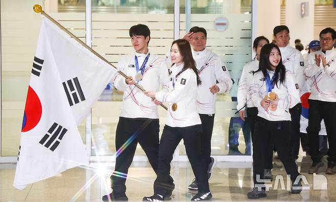 [인천공항=뉴시스] 김근수 기자 = 2026 밀라노·코르티나담페초 동계 올림픽에 출전했던 쇼트트랙 최민정과 황대헌, 김길리 등 선수단이 24일 인천국제공항 제2여객터미널을 통해 귀국하고 있다. 2026.02.24. ks@newsis.com