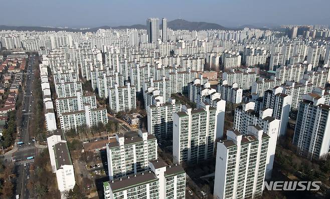 [고양=뉴시스] 조성우 기자 = 8일 오후 경기도 고양시 일산 신도시 일대 아파트 단지가 보이고 있다. 2023.02.08. xconfind@newsis.com