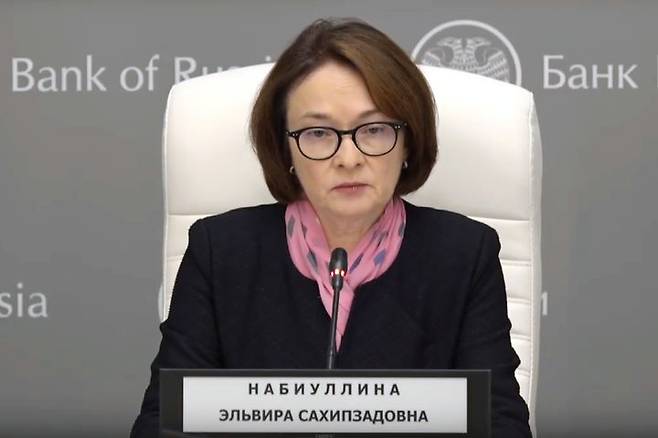 [모스크바=AP/뉴시스] 엘비라 나비울리나 러시아 중앙은행 총재가 지난해 10월24일(현지 시간) 모스크바에서 열린 이사회 회의 후 기자회견에서 "당분간 긴축적인 통화정책을 유지할 것"이라고 밝혔다. 러시아 경제가 전쟁 4년 차에 하강 국면에 접어들었다. 2026.2.25.