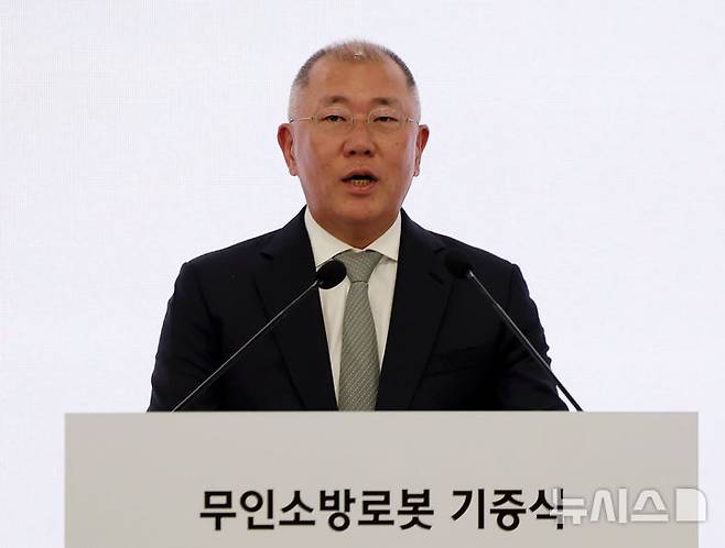 [남양주=뉴시스] 홍효식 기자 = 정의선 현대자동차그룹 회장이 지난 24일(어제) 오후 경기도 남양주시 수도권119특수구조대에서 열린 현대자동차그룹-소방청 무인소방로봇 기증식에서 인사말을 하고 있다. 성 김 현대차 사장, 이용배 현대로템 사장 등 주요 경영진도 함께 참석했다.  2026.02.25. yesphoto@newsis.com