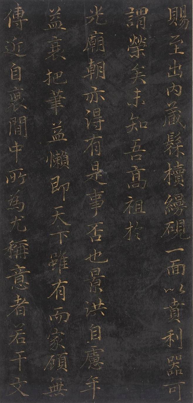 [서울=뉴시스] 한호 '석봉진적첩.' 조선시대를 대표하는 명필 석봉(石峯) 한호의 노년기 글씨를 모은 서첩(書帖)이다. 총 세 첩으로 이루어져 있으며 그중 첫째 첩에는검은색과 감색 종이에 금니로 직접 지은 시와 가까운 벗들이 지어준 시, 그가 애호했던 중국의 시들이 다양한 글씨체로 쓰여 있다. 한호의 힘차고 원숙한 필치가 돋보인다. 왕실 문서의 글씨를 담당한 사자관(寫字官)으로 활약하며 선조의 총애를 받았던 그는 왕희지(王羲之, 303-361)의 고전적 글씨에 기반하여 소박하면서도 힘 있는 글씨를 완성하였다. 그의 글씨로 만든 '천자문'이 유포되면서 한호의 석봉체(石峯體)는 조선 후기 글씨의 새로운 기준이 되었다. (사진=국립중앙박물관 제공) 2026.02.24. photo@newsis.com *재판매 및 DB 금지
