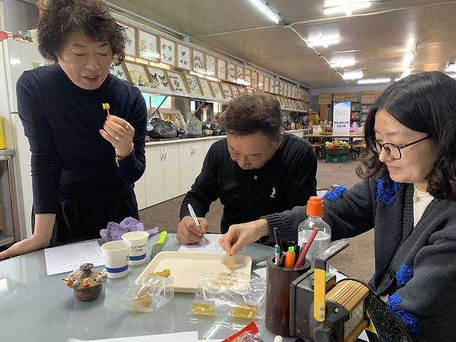 [진주=뉴시스]경남농업기술원, 갈색거저리 추출물 활용 '소프트 구미' 제조 기술이전 시식회.(사진=경남농업기술원 제공).2026.02.25.photo@newsis.com *재판매 및 DB 금지