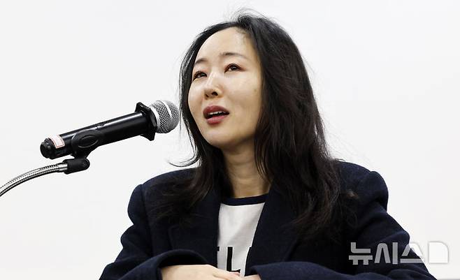 [서울=뉴시스] 김혜진 기자 = 민희진 오케이 레코즈 대표가 25일 서울 종로구 교원 챌린지홀에서 열린 1심 소송 결과와 향후 계획 등 발표를 위한 기자회견에서 발언하고 있다. 2026.02.25. jini@newsis.com