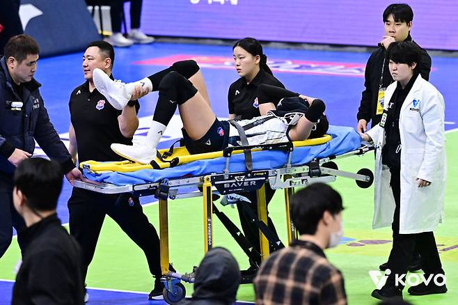 [서울=뉴시스] 프로배구 한국도로공사 타나차가 24일 수원체육관에서 열린 진에어 2025~2026 V-리그 여자부 현대건설과의 경기에서 발목 부상을 당해 실려 나가고 있다. (사진=KOVO 제공) 2026.02.24. *재판매 및 DB 금지