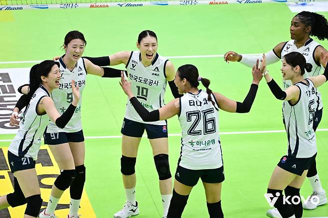 [서울=뉴시스] 프로배구 한국도로공사 선수들이 24일 수원체육관에서 열린 진에어 2025~2026 V-리그 여자부 현대건설과의 경기에서 득점을 낸 뒤 기뻐하고 있다. (사진=KOVO 제공) 2026.02.24. *재판매 및 DB 금지
