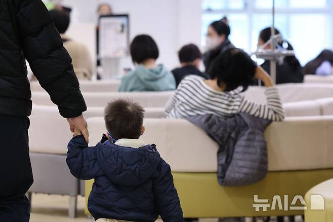 [서울=뉴시스] 권창회 기자 = 사진은 지난해 11월19일 오후 서울 성북구 우리아이들병원 진료실이 진료를 받기 위해 기다리는 어린이들로 붐비고 있는 모습. 2025.11.19. kch0523@newsis.com