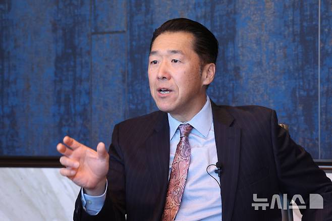 [서울=뉴시스] 배훈식 기자 = 문현진 글로벌피스재단 의장이 25일 오후 서울 영등포구 페어몬트 앰배서더 서울 호텔에서 언론 인터뷰를 하고 있다. 2026.02.25. dahora83@newsis.com