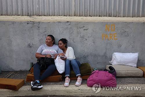 베네수엘라에서 수감자 석방을 기다리는 가족들 [EPA=연합뉴스 자료사진 제공]