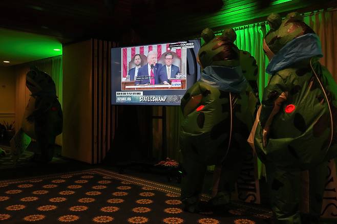 트럼프 대통령의 연설을 지켜보는 개구리들 [로이터 연합뉴스]