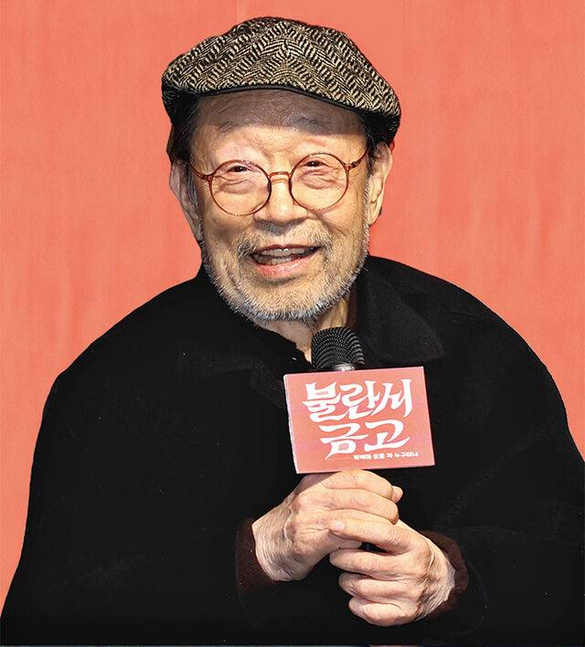 연극과 광고를 넘나들며 65년째 활동 중인 배우 신구가 10일 서울 종로구 NOL 서경스퀘어에서 열린 ‘불란서 금고’ 제작발표회에서 인사말을 하고 있다. 연합뉴스