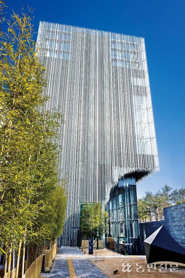 유네스코 ‘베르사유 건축상’의 ‘세계에서 가장 아름다운 박물관’에 선정된 서울 서초구 오디움. 세계적인 건축가 구마 겐고의 작품으로 2만개의 알루미늄 파이프를 수직으로 감싼 은빛 건물이 이색적이다. 사진=현진 프리랜서 기자