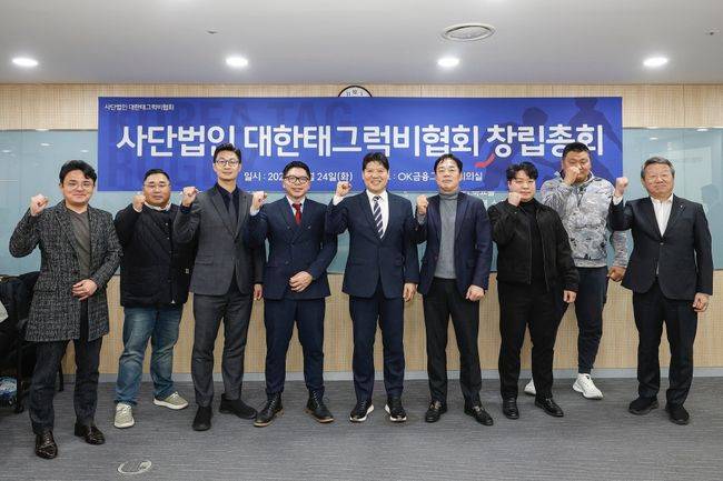 지난 24일 진행된 대한태그럭비협회 창립총회에서 김대수 초대 회장(맨 가운데)과 최윤 상임고문(맨 오른쪽)을 비롯한 협회 관계자들이 기념촬영을 하고 있다. / 대한태그럭비협회